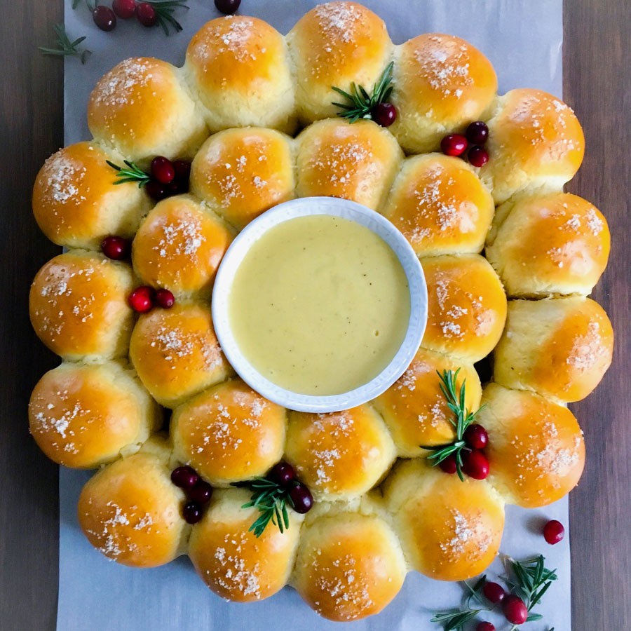 Roll Wreath with Kerrygold Cheese Sauce