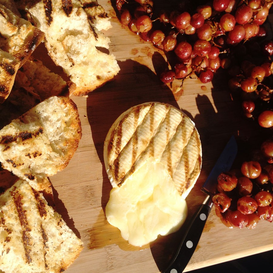 Grilled Brie and Grapes with Grilled Bread